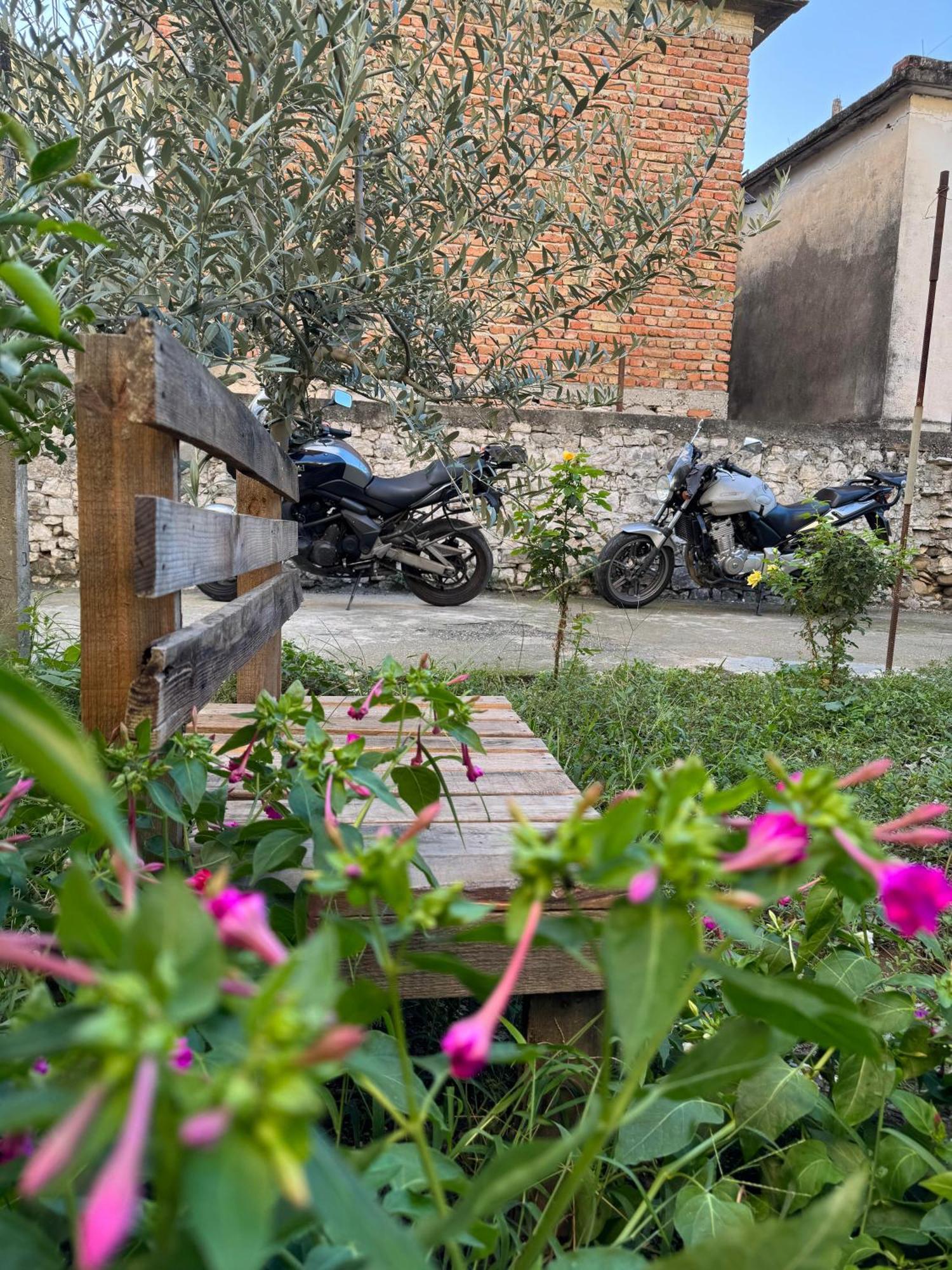 Ardjon House Hostel Berat Luaran gambar